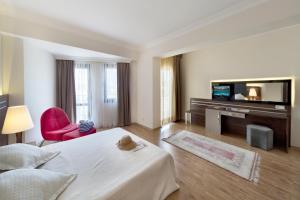 A bed or beds in a room at Golden Age Hotel Yalıkavak Bodrum