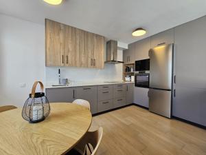 une cuisine avec une table en bois et un réfrigérateur dans l'établissement Breeze Puerto Rico, à Puerto Rico