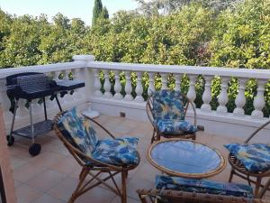 eine Veranda mit Stühlen und einem Klavier auf einem Zaun in der Unterkunft Villa de standing avec gd jardin arboré près d'Argelès sur Mer in Saint-André + 15 Fotos