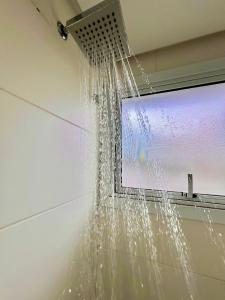 a shower with water coming out of a window at Urban Apt 601 Comfortable and Complete in Caxias do Sul +21 photos