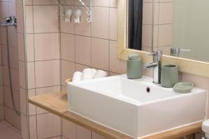 Koupelna v ubytování Theothea Suites + 37 fotografií