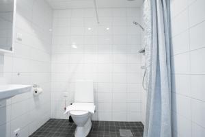 Koupelna v ubytování ApartDirect Arlandastad