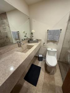 Phòng tắm tại Apartment in Dos Arenas Marina Residencial +12 ảnh