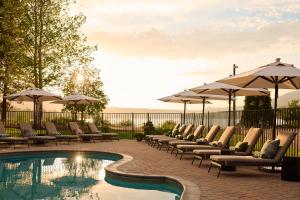 Bazén v ubytování Hotel Marina Riviera nebo v jeho okolí
