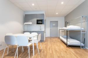 TV a/nebo společenská místnost v ubytování ApartDirect Arlandastad