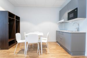 Kuchyň nebo kuchyňský kout v ubytování ApartDirect Arlandastad