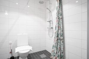 Koupelna v ubytování ApartDirect Arlandastad