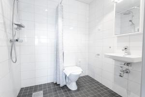 Koupelna v ubytování ApartDirect Arlandastad