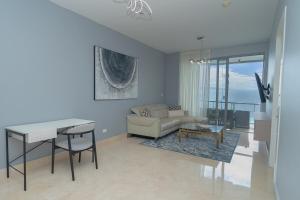 El QuijeYOO, signature ocean view stay by Yourhost的带沙发和桌子的客厅