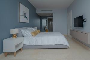 YOO, signature ocean view stay by Yourhost的电视和/或娱乐中心