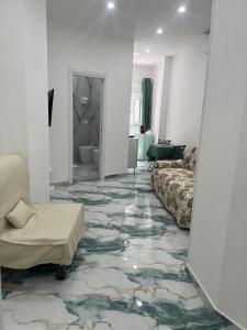ein Wohnzimmer mit Marmorboden in der Unterkunft Tp luxury in Neapel + 147 Fotos