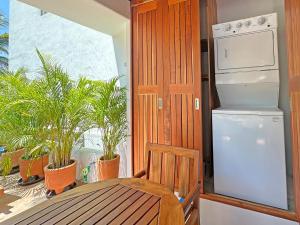 Η κουζίνα ή μικρή κουζίνα στο Beachfront condo with private pool & fast internet