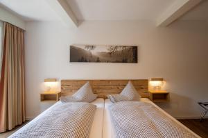 Łóżko lub łóżka w pokoju w obiekcie Hotel Pension Tyrol