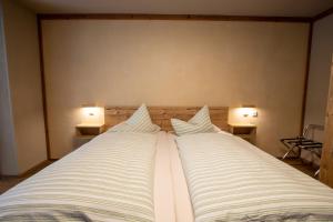 Łóżko lub łóżka w pokoju w obiekcie Hotel Pension Tyrol