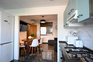kuchnia i jadalnia ze stołem i krzesłami w obiekcie Playa Bonita Apartment w mieście Puerto de Sagunto
