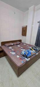 Postel nebo postele na pokoji v ubytování Premium Homestay Near Prem Mandir,Iskon and Gouri Gopal Ashram with Power Backup and Free Wifi, Washing machine and Complementary Breakfast lunch and Dinner