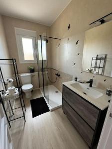 a bathroom with a sink and a shower and a toilet at La Casa del Cerezo in Nambroca +37 photos