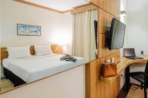 Uma TV ou centro de entretenimento em Intercity Vinhedo