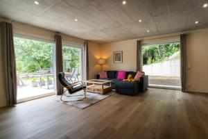 OberaichwaldNilsson的带沙发和椅子的客厅