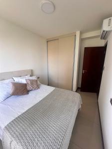 Кровать или кровати в номере Lujoso y acogedor departamento en Santa Cruz +10 фотографий