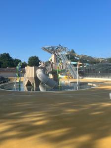 Photo de la galerie de l'établissement Lac Aureilhan et Mimizan plages, Mobil H 3 chambres, 6 personnes climatisé, à Aureilhan