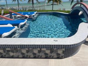 Tilt-Ta-Dock Resort Belize内部或周边的泳池