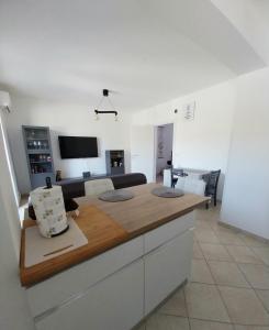 eine Küche und ein Wohnzimmer mit einer Arbeitsplatte in der Unterkunft Appartamento Bellavista in Roccella Ionica