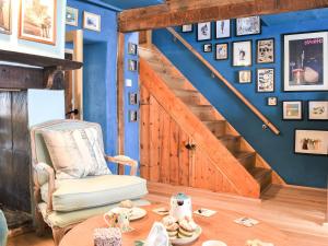 Ruang duduk di Teal Cottage