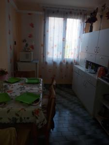 una cocina con mesa y mantel. en Liliapartman, en Hajdúböszörmény