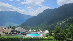 ein Resort in den Bergen mit Pool in der Unterkunft Studio 4206 Les Sources aux Bains d'Ovronnaz in Ovronnaz