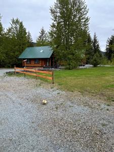 Foto de la galeria de Log lofted rustic cabin in woods a Kelowna