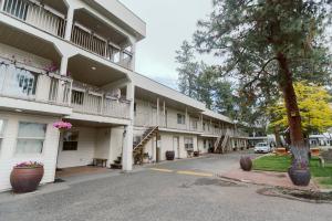 an empty street in front of a building at Beachside Motel in Penticton