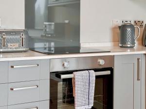una cocina con un paño de cocina colgado en el horno en The Hydaway, en Bowness-on-Windermere
