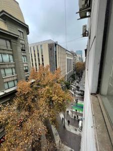 a view of a city street with a tree at Depto calle huérfanos, Santiago in Santiago