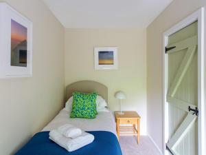 En eller flere senge i et værelse på Gargrave Cottage - Uk42248