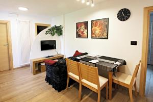 TV a/nebo společenská místnost v ubytování Casa Virginia in Val di Fiemme