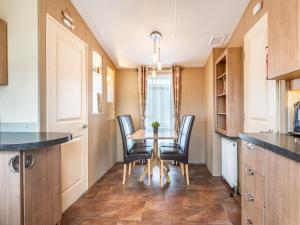 eine Küche und ein Esszimmer mit Tisch und Stühlen in der Unterkunft Coastal Retreat in Ilfracombe