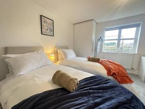 two beds sitting next to each other in a room at Coastal 2 Bathroom Apartment, Free Parking in Moreton