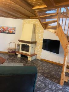 una sala de estar con chimenea en una casa en Ferienwohnung, en Rheinsberg
