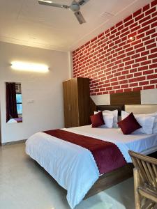 Postel nebo postele na pokoji v ubytování Hotel Mist - Budget AC Rooms Near Chandigarh