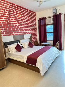 Postel nebo postele na pokoji v ubytování Hotel Mist - Budget AC Rooms Near Chandigarh