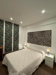 En eller flere senge i et værelse på Granada Center Chueca Deluxe Apartment