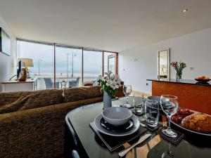 ein Wohnzimmer mit einem Tisch und Weingläsern in der Unterkunft 1 Bed in Westward Ho NASEA in Westward Ho