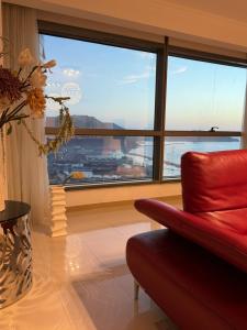 Billede fra billedgalleriet på Splendide appartement style new-yorkais de 180 m2 à mobilart vue mer pour famille uniquement i Oran