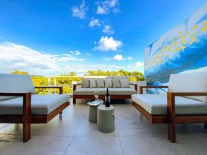 Posezení v ubytování Corasol Condo with Rooftop Pools, Beach Club Access & Private Terrace