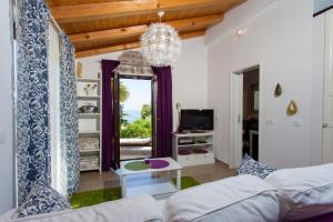 ein Wohnzimmer mit Sofa und Tisch in der Unterkunft Premium Central Apartments in Vrsar