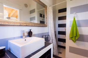 ein Badezimmer mit einem weißen Waschbecken und einem Spiegel in der Unterkunft Premium Central Apartments in Vrsar + 45 Fotos