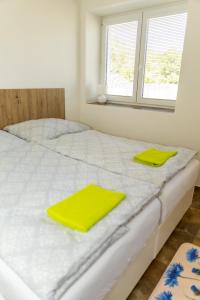 Postel nebo postele na pokoji v ubytování Zoofarma Penzion Konírna