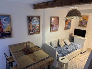 a room with a bed and a table and a dining room at Casa Jueliatte in Collioure