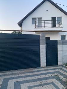 克里扎尼夫卡SeaLine Odessa的白色房子前面的车库门
